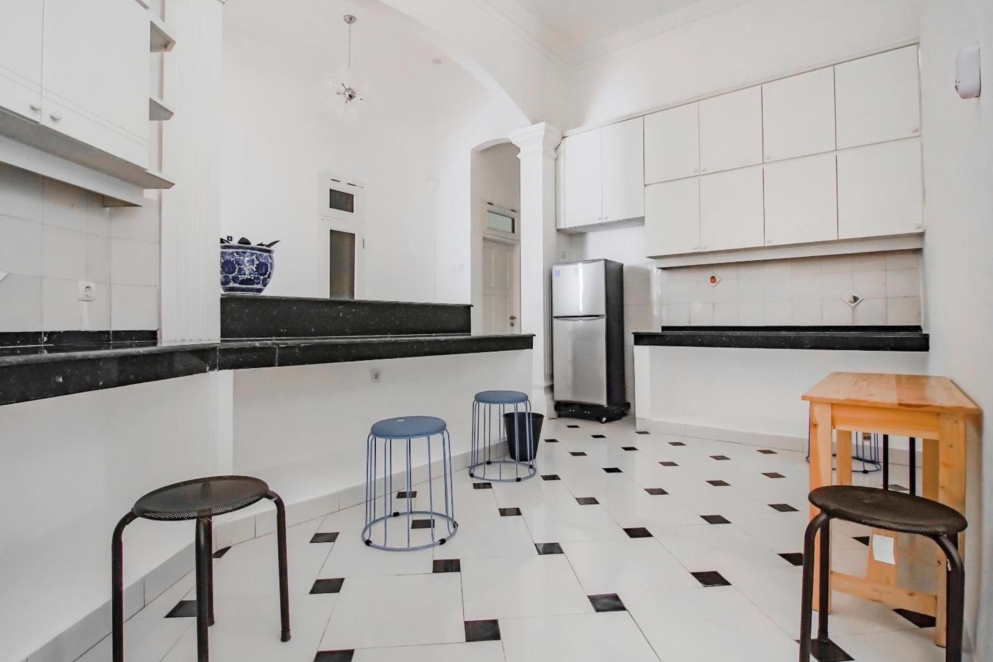 Super Oyo Capital O 90342 Kemang Garden Hotell Jakarta Exteriör bild