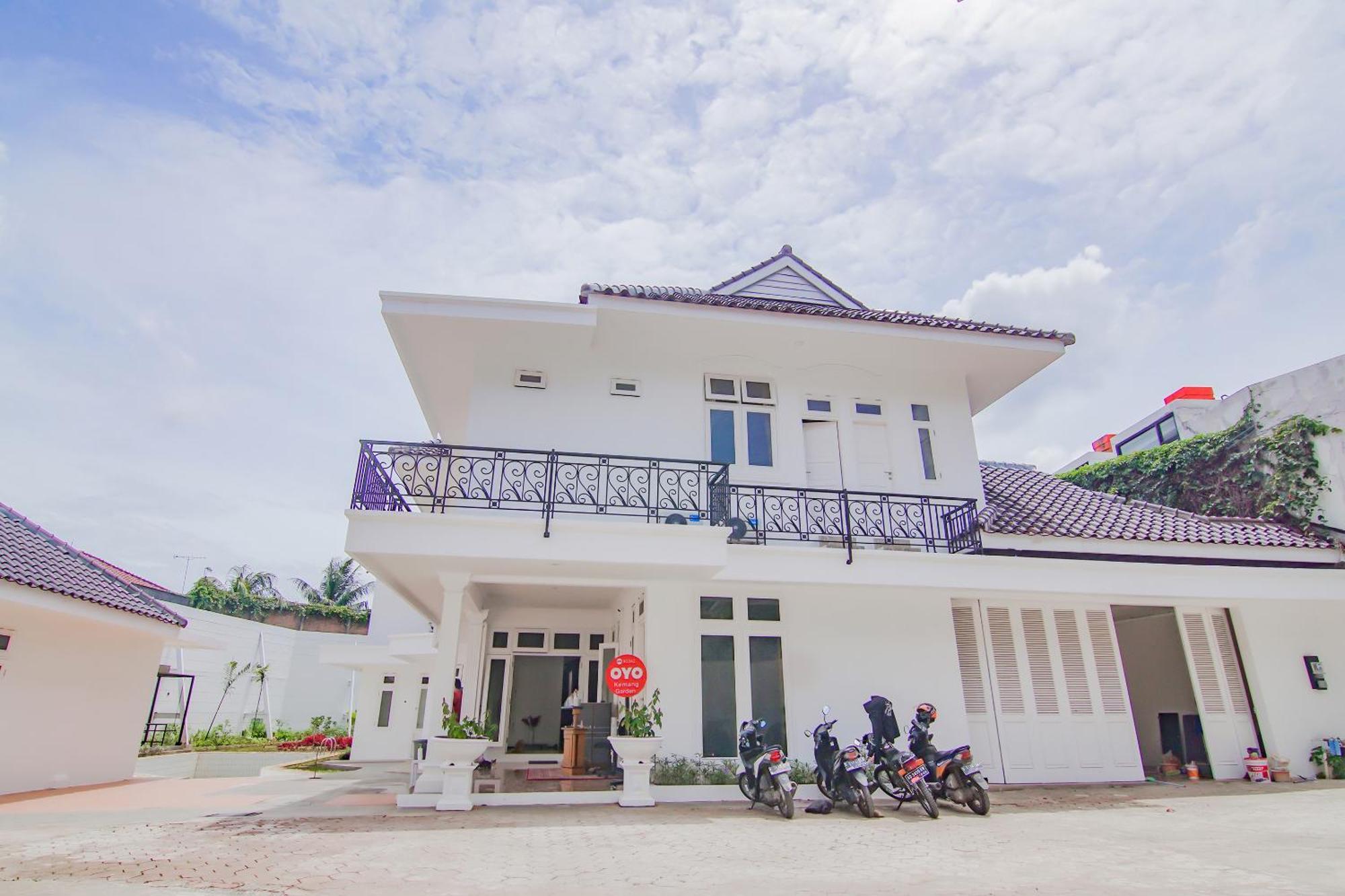 Super Oyo Capital O 90342 Kemang Garden Hotell Jakarta Exteriör bild