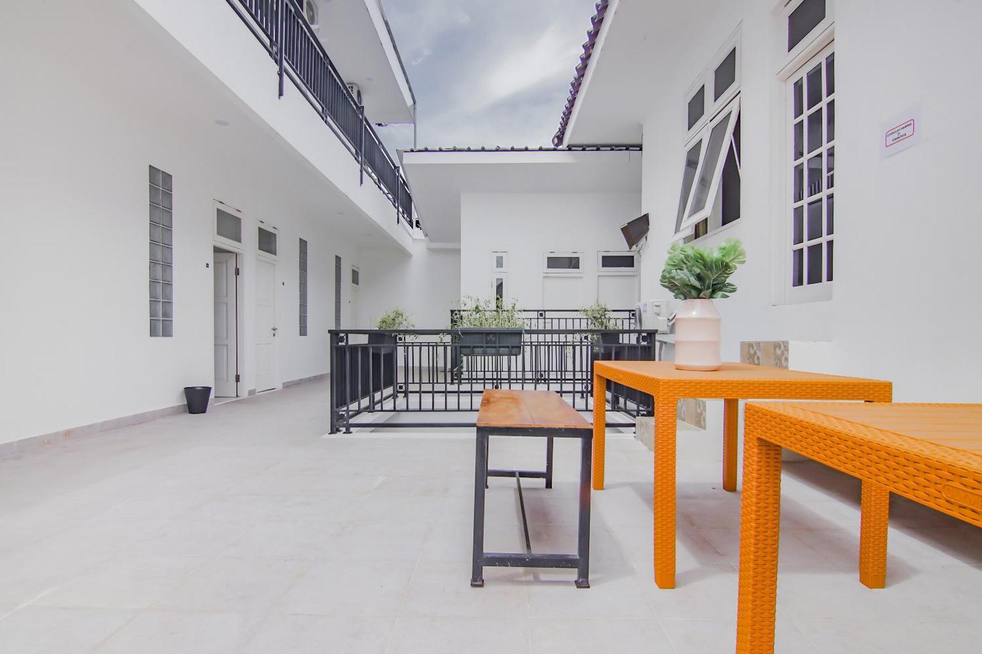 Super Oyo Capital O 90342 Kemang Garden Hotell Jakarta Exteriör bild